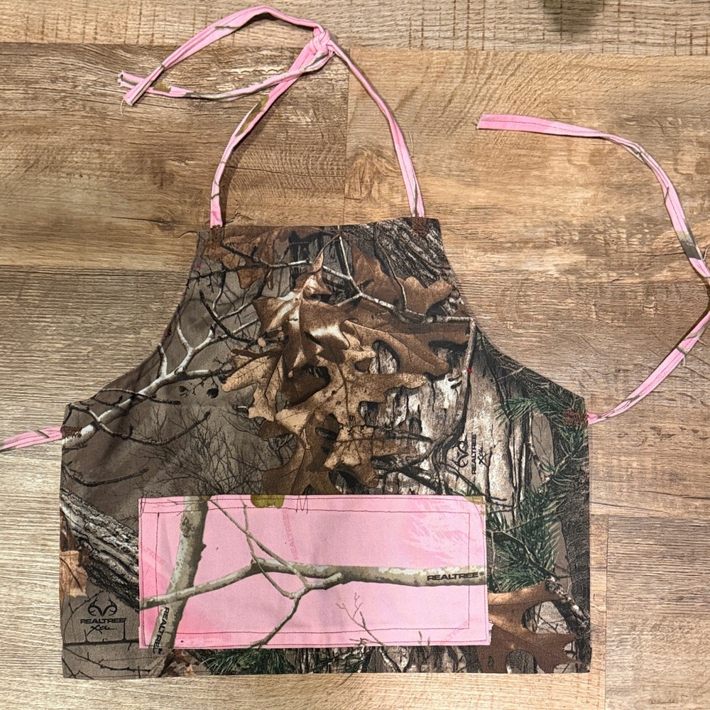 Realtree Camo Kids Bib Apron with Pink Pocket and Ties